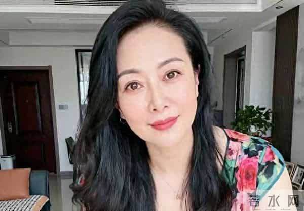 我48岁。和54岁男性出去玩了半月，回来果断提出散伙，太无语了。