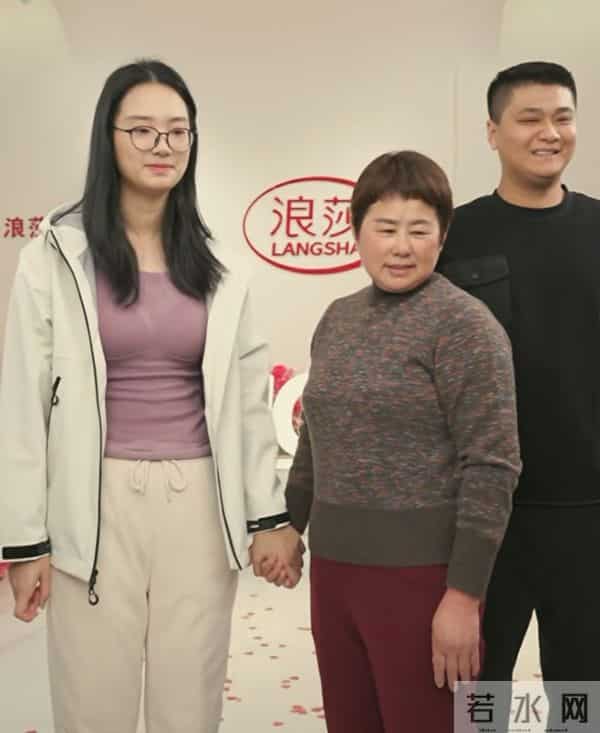 失散27年双胞胎之哥哥,出息了,带着养母直播带货