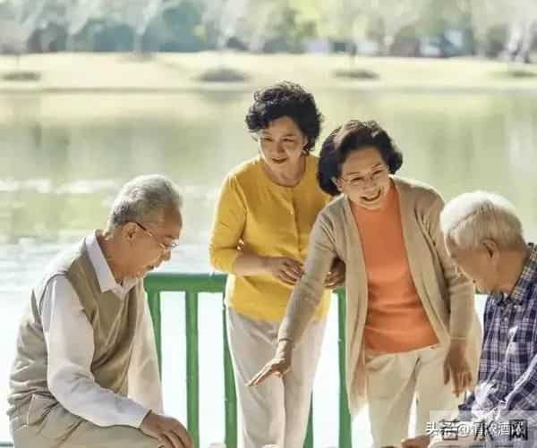 我退休金8600，老伴去世后，和农村女人搭伙，没想日子能过成这样