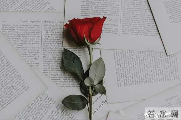 两性关系：女人对男人入了心，才会出现这些本能反应，藏不住的