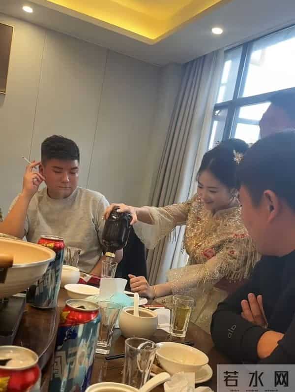 新娘性格随和,敬酒时伴郎团乱开玩笑不生气,网友:新郎心够大的