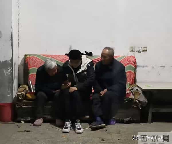 双胞胎父亲结婚时照片流出 生活条件很好 疑似亲戚透露更多内情