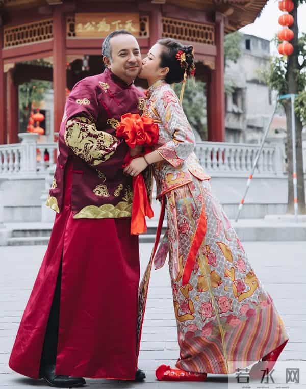 广东女孩爱上大21岁埃及大叔，认识12天就同居，定居加拿大不生娃