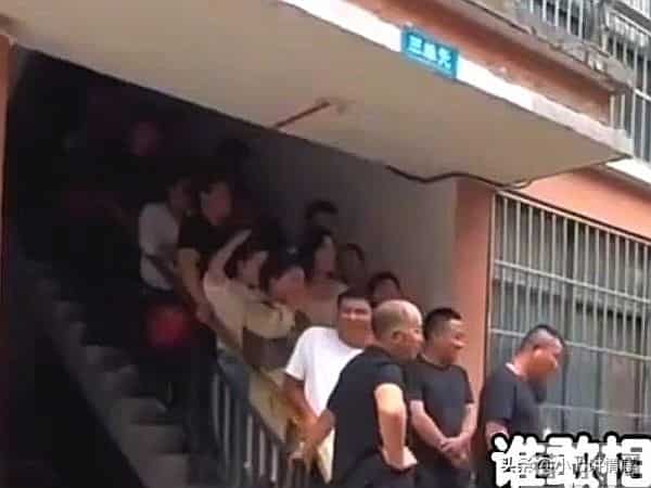 新郎接亲遇到女方20个人拦路，索要30条软中华，外加3万元出阁费