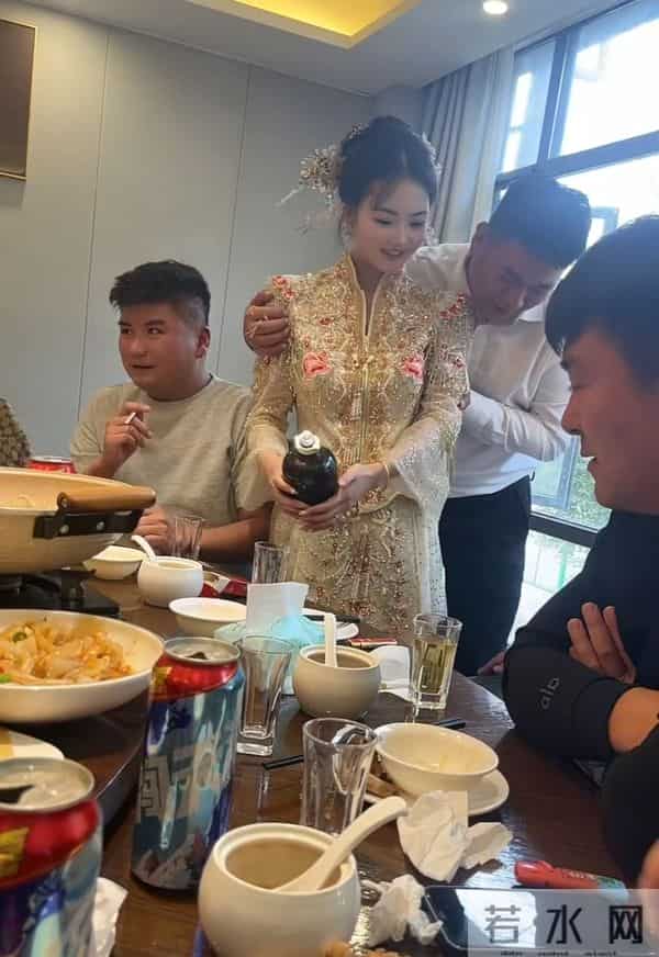 新娘性格随和,敬酒时伴郎团乱开玩笑不生气,网友:新郎心够大的