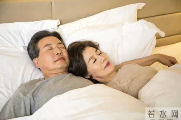 七十岁仍同床睡的夫妻，多半是这三种人，藏着最长久的婚姻真相