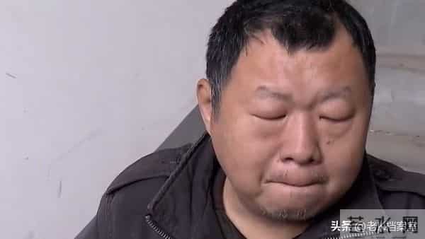 丈夫暴富后抛妻弃子，如今脑梗睡楼道只剩两毛，前妻：关我屁事