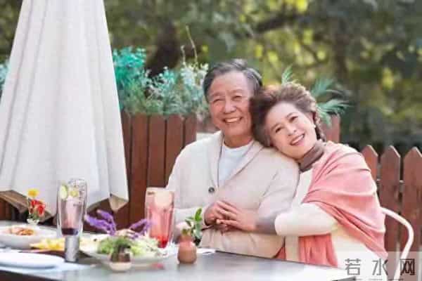 70岁我才悟透：男人长期与一个女人保持联系，无非是这3个原因