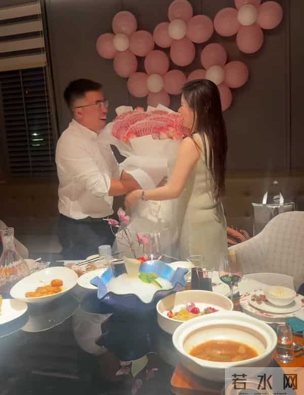 男子斥巨资给女友庆生，想拥抱被她躲开，网友：转账一停感情归零