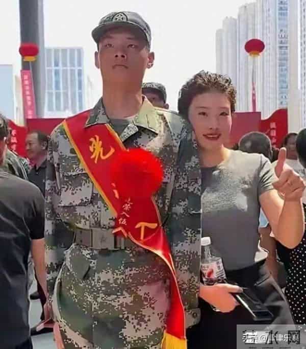 妈妈送儿子参军！因年轻被认成姐姐！46岁长得像20+岁太美了