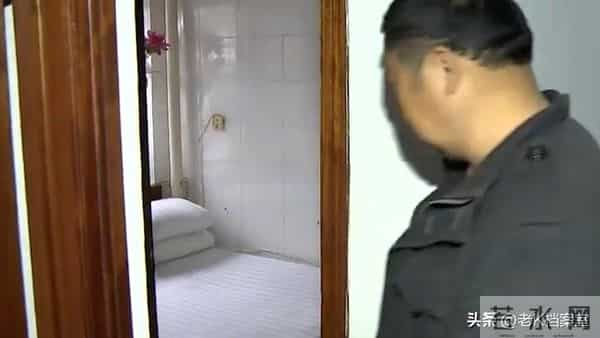 丈夫暴富后抛妻弃子，如今脑梗睡楼道只剩两毛，前妻：关我屁事