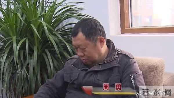 丈夫暴富后抛妻弃子，如今脑梗睡楼道只剩两毛，前妻：关我屁事