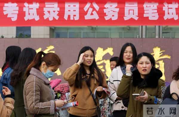 情侣一起考公男友考上辽宁公务员 女生：3年感情比不上1个编制？