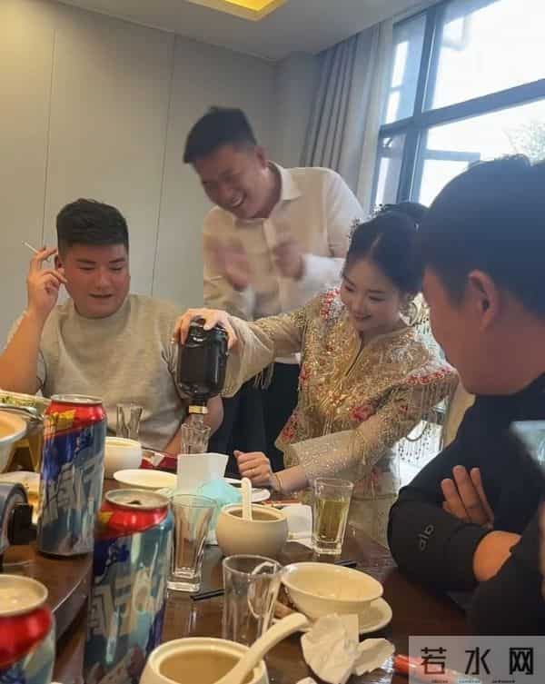 新娘性格随和,敬酒时伴郎团乱开玩笑不生气,网友:新郎心够大的