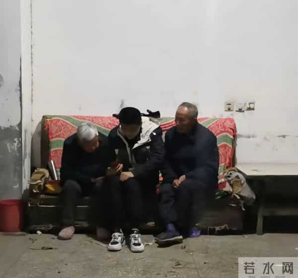 失散27年双胞胎之哥哥,出息了,带着养母直播带货