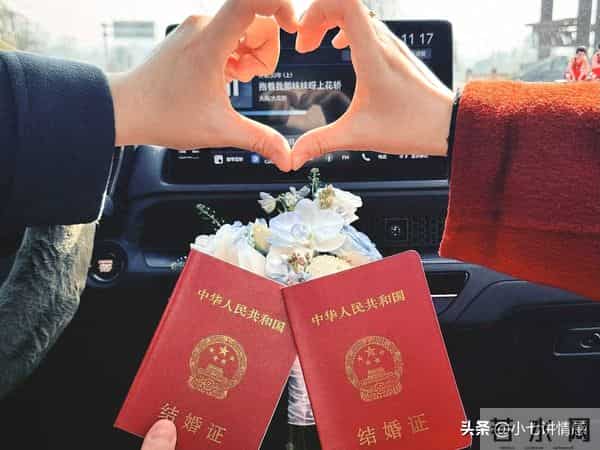 新郎接亲遇到女方20个人拦路，索要30条软中华，外加3万元出阁费