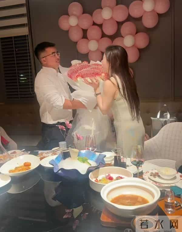 男子斥巨资给女友庆生，想拥抱被她躲开，网友：转账一停感情归零