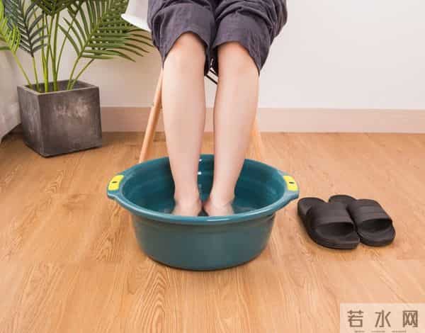 离婚两年才明白：我删的哪是前夫，是那个不敢活成自己的女人