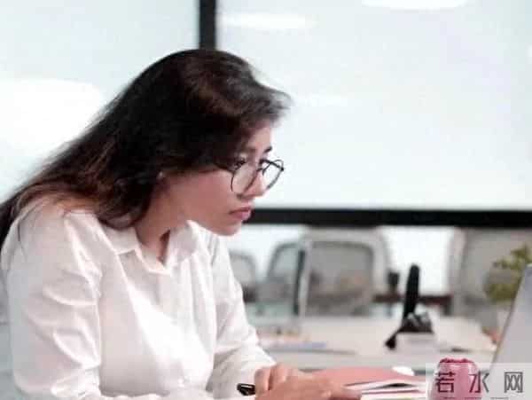 十年产生了1亿剩女!被毒鸡汤耽误的社会底层女性,该何去何从?