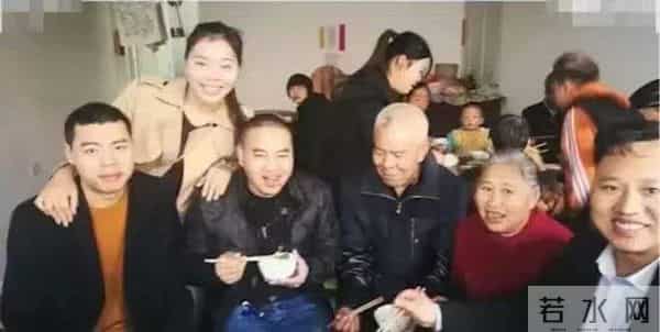 恨你们抛弃我28年!富豪弟弟拒认亲,听母亲一句耳语突然跪地痛哭