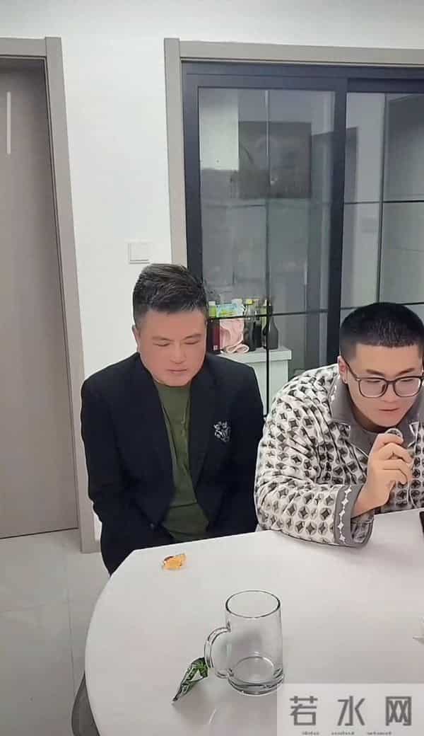 失散27年双胞胎弟弟出来道歉