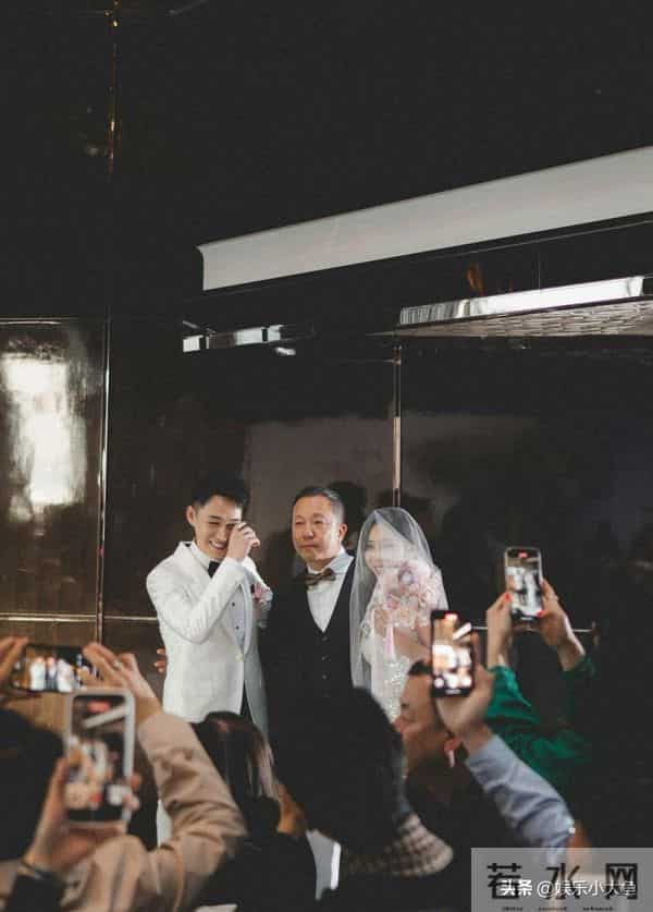 TVB小生容天佑举行婚礼,郎才女貌好甜蜜 伴郎团邹兆霆陈俊坚好帅