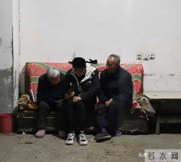 双胞胎父亲结婚时照片流出 生活条件很好 疑似亲戚透露更多内情