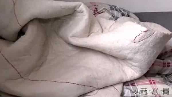 丈夫暴富后抛妻弃子，如今脑梗睡楼道只剩两毛，前妻：关我屁事