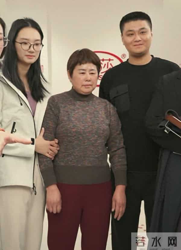 失散27年双胞胎之哥哥,出息了,带着养母直播带货