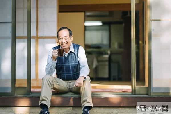 你别不信,大部分公公,都会趁儿子不在家的时候跟儿媳妇保持距离