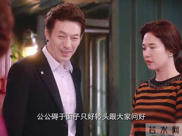 女孩第一次在公公婆婆家吃饭,却将一壶酒泼向公公。貌似韩剧。