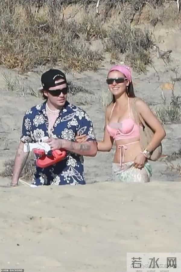 30岁赛琳娜发福明显，与妮可拉同行，大布对爱妻呵护备至