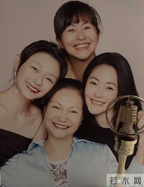 小S送金钟奖杯 S妈哭得面相都变了 家里乱糟糟 大S的遗像旁堆满杂物