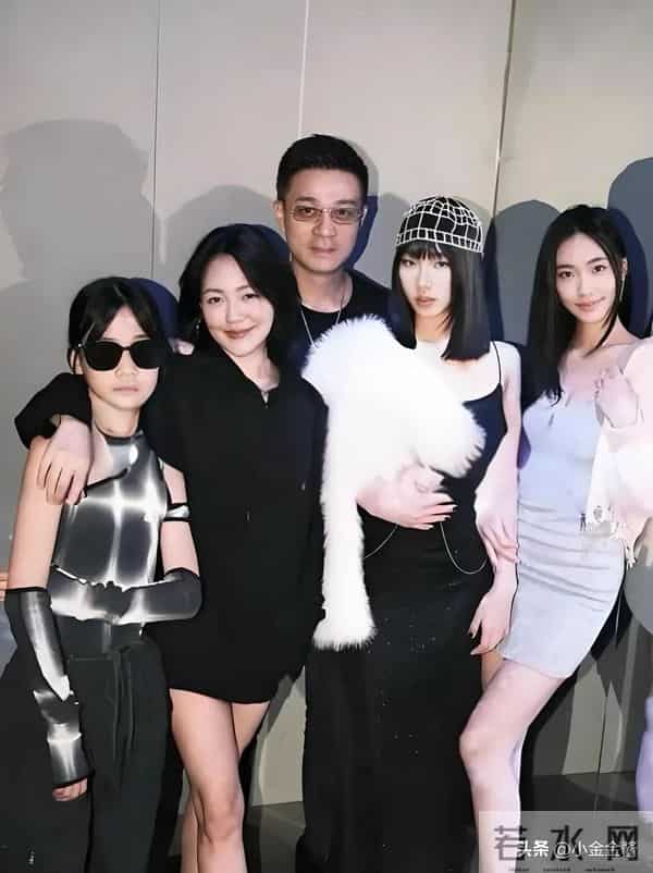 s妈痛哭,小s晒全家福,大s去世10个月,她们一家都变了