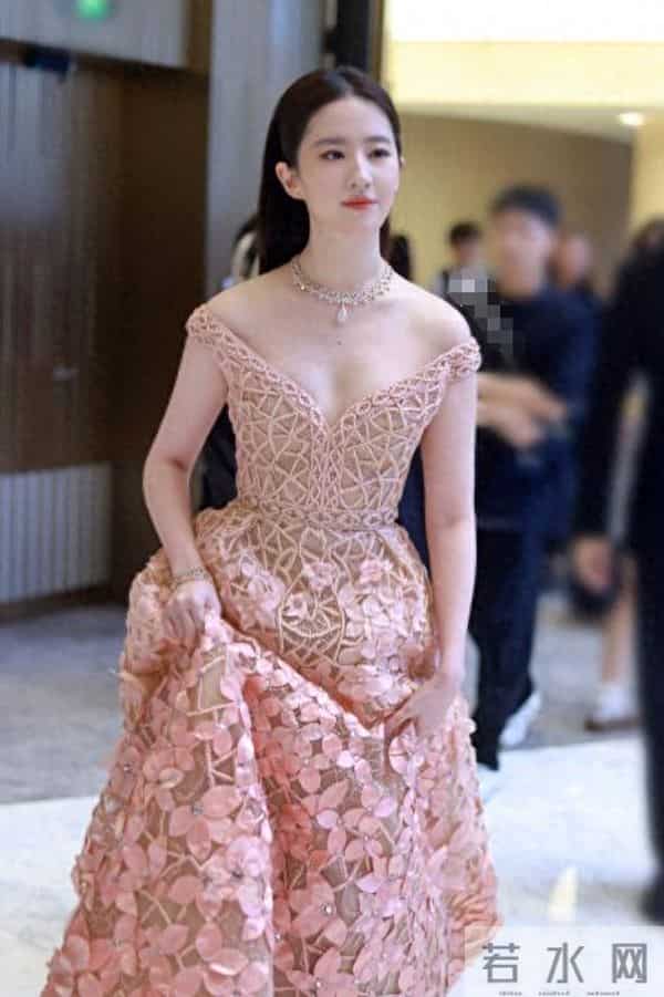 刘亦菲现身阿联酋，离开美颜滤镜，真实状态曝光，两条腿尤为吸睛