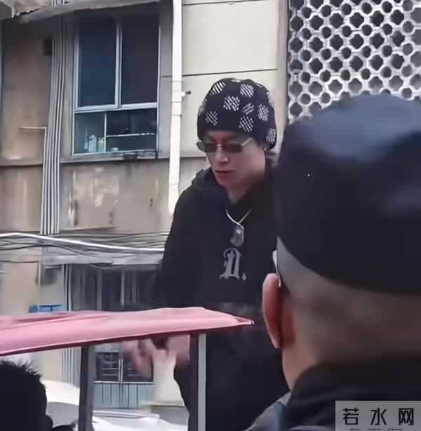 26岁王鹤棣回四川乐山老家,坐三轮车 和农村发小打篮球,轰动家乡