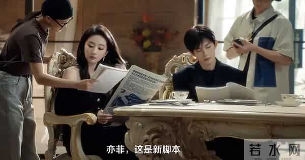 刘亦菲现身阿联酋，离开美颜滤镜，真实状态曝光，两条腿尤为吸睛