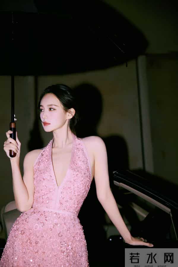 李一桐建模级美腿+慵懒纯欲感,34岁少妇韵味美到犯规