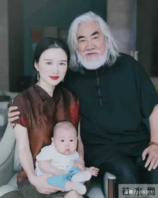 74岁张纪中逛径山寺，挺大肚依然白须白发，43岁杜星霖干瘪苍老