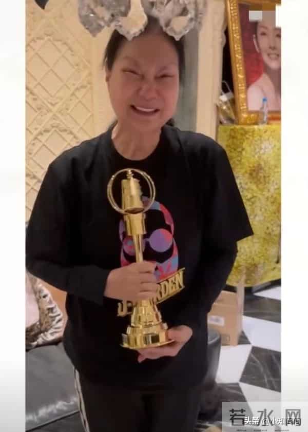 小S十月得金钟奖,奖杯十二月送给黄春梅。网友:麻六记五周年