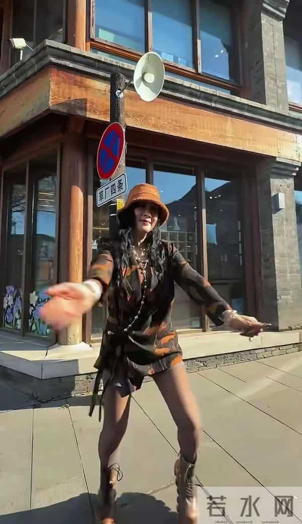 56岁钟丽缇,穿超短裙马路上跳舞,恣意洒脱有活力,人老心不老!