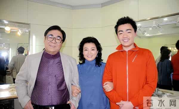 嫁大自己18岁的音乐家，丈夫葬礼却没有露面，如今儿子成她的骄傲