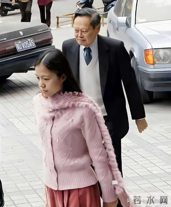 杨振宁去世2个月,翁帆终于露面,坦言2件小事,迎来全网口碑暴涨
