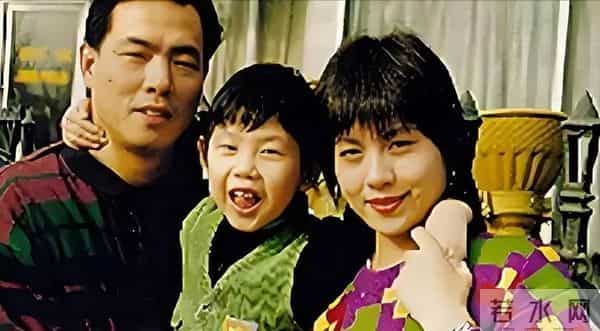 64岁蔡振华老婆，原来是她，如今演员儿子成两人的骄傲