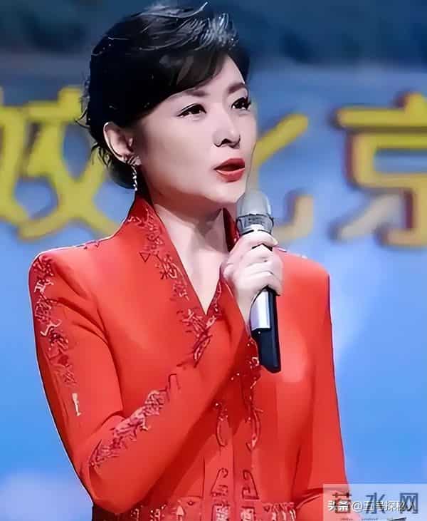 她“抛弃”前夫再嫁百亿富豪，从央视辞职8年，今56岁跨行当演员