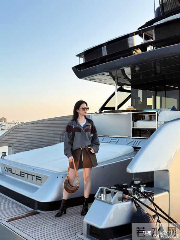 美爆了!刘亦菲旅游游艇新照 身穿LV系列高调奢华 减肥成功重返巅峰