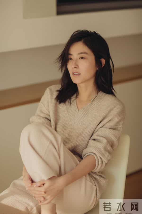 长得不够有星味,演了4次女一号也没红,如今42岁仍未婚