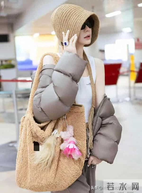 戚薇真是穿搭高手！短款羽绒服+阔腿裤+针织帽，时髦减龄又洋气！