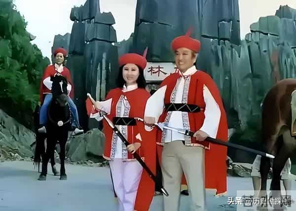 琼瑶和丈夫平鑫涛，在昆明石林旅游时，一张珍贵的合影，很浪漫