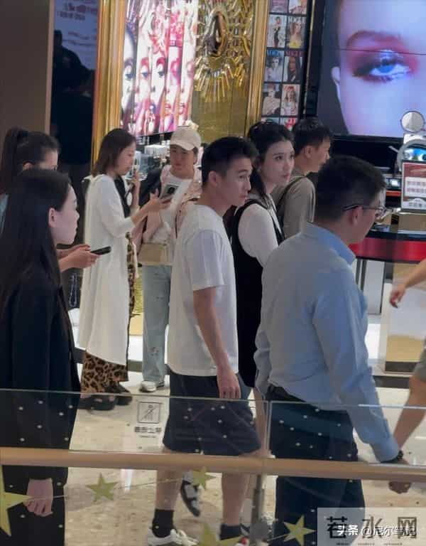 65岁梁安琪带奚梦瑶逛奢店,不敢上扶梯想走没成功,何猷君显尴尬